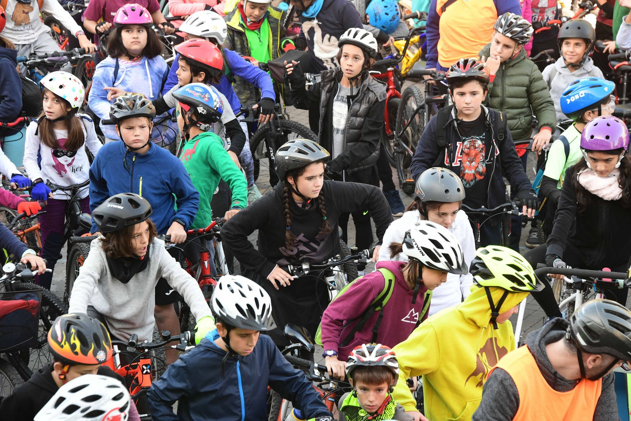 Mig miler de nens i nenes participen a la pedalada escolar